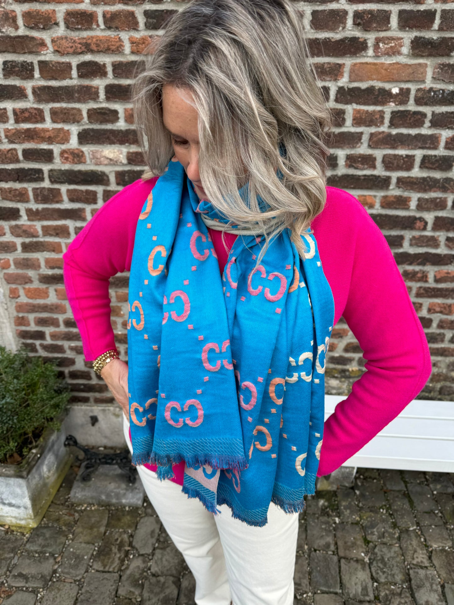 Sjaal designer print fel blauw met roze